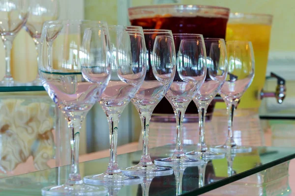 Vele glazen verschillende wijn in een rij op toog — Stockfoto