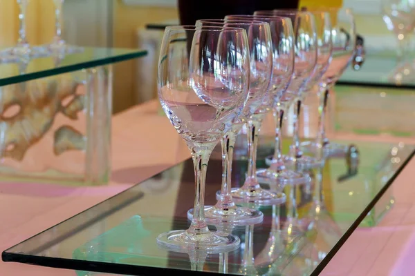 Glazen wijn aan de bar veel glazen verschillende wijn in een rij op toog — Stockfoto