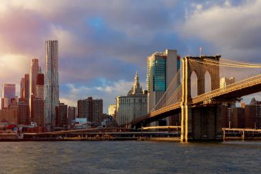 New York, Brooklin Köprüsü ve Manhattan, sabah erken güneş ışığı, New York City, Amerika Birleşik Devletleri
