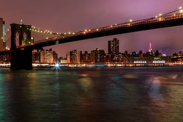 Brooklynský most za soumraku zajímal od Brooklyn Bridge Park New York City. — Stock fotografie