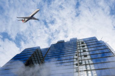 Gökdelenler, kule, mavi, uçak, hava, uçak, uçuş, sinek, ofis blokları ve daireler ile kentsel yaşam için bir şehirler çözünürlüğü yüksek açı dikey yaklaşımı. New York, Kuzey Amerika, ABD