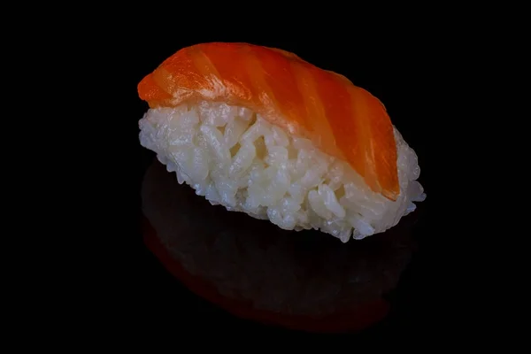 Czarny Danie Serwowane Jest Tradycyjne Sushi Łososiem — Zdjęcie stockowe