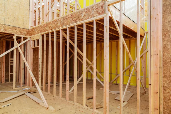 İnşaat yapım aşamasında yeni bir evin iç çerçeve, ahşap kirişler — Stok fotoğraf
