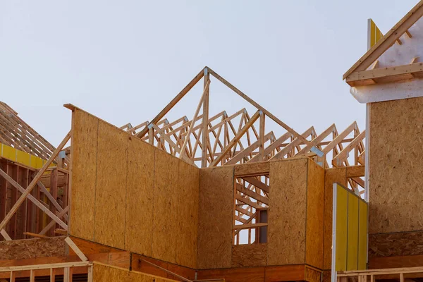 Construção de estrutura de madeira do telhado edifício residencial em construção . — Fotografia de Stock