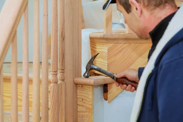 Cómo instalar un kit de barandilla de escaleras Instalación de barandilla de madera para escaleras — Foto de Stock