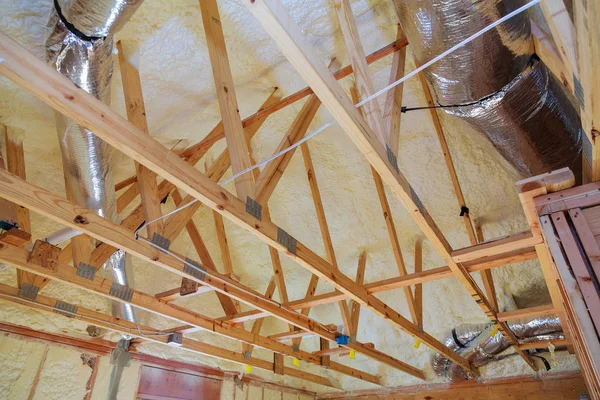 Edificio interior ático. Construcción de techos en interiores. Casa de marco de techo de madera — Foto de Stock