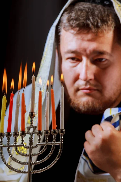 ハヌカ、ユダヤ人の祭典。本枝の燭台の燃焼蝋燭 — ストック写真