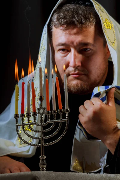 Adam el ışık mumlar hizmet için Hanukkah menorah tablo — Stok fotoğraf