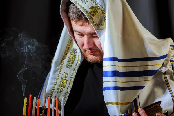 Tablo Hanukkah menorah erkek el ışık mumlar — Stok fotoğraf