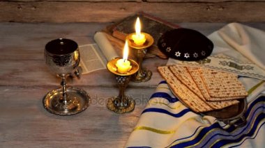 Cam şamdanlar bulanık kapalı matzot ile Şabat mumları