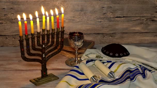 Menorah retro abstracto de fiesta judía Hanukkah con menorah tradicional con recubrimiento de purpurina — Vídeo de stock