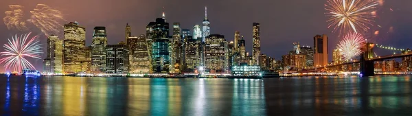 Fuegos artificiales de colores brillantesCiudad de Nueva York Manhattan edificios horizonte noche — Foto de Stock