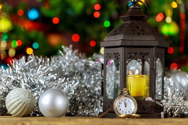 Noel tatil arifesinde Noel dekorasyonu ve vintage saat — Stok fotoğraf