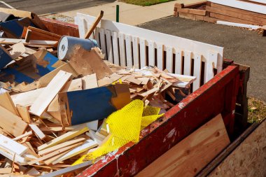 Akan Dumpsters çöple dolu olmak