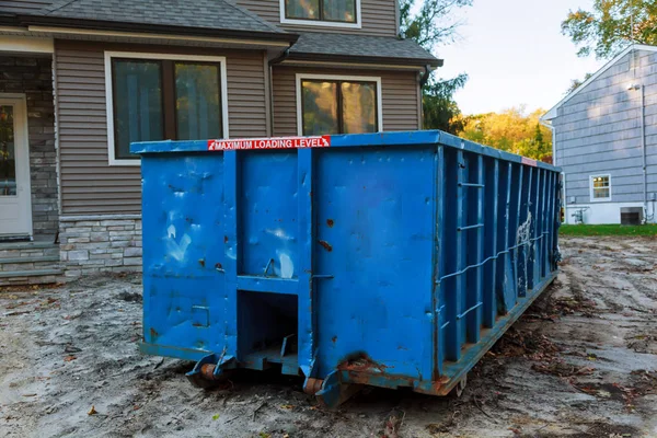 Müllcontainer in einer Stadt voller Müll. — Stockfoto