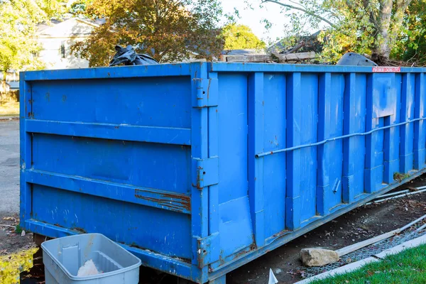 Des bennes à ordures pleines de déchets — Photo