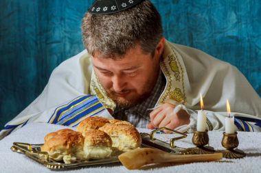 Tatlı yuvarlak sabbath challah ekmek ile yığını