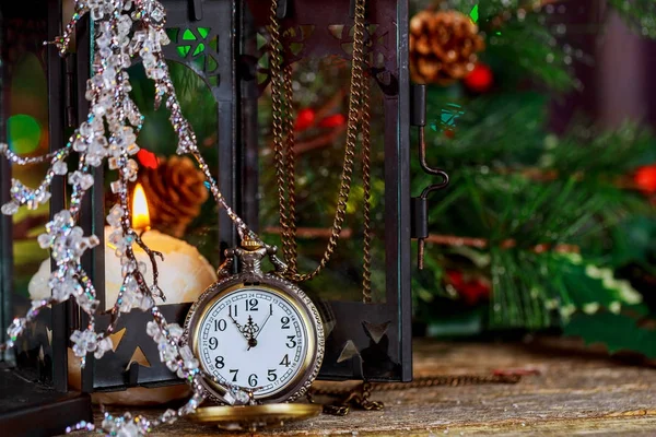 Reloj vintage de Navidad y Año Nuevo que muestra de cinco a medianoche. Vela encendida festiva de noche —  Fotos de Stock