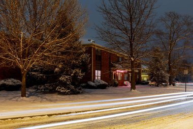 Sokakta şehrin gece kış manzarası