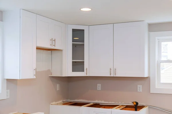 Instalando novo fogão de indução em remodelação de cozinha de melhoria moderna — Fotografia de Stock