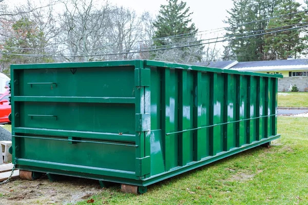 Odpadky kontejner plný modrý odpadky pytle popelnici plnou odpadků — Stock fotografie