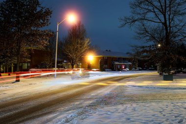 Kış gecesi gece cityscape bir uyku çevrenin kar