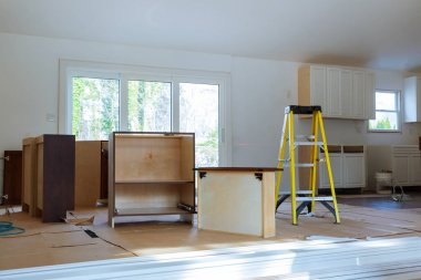 Yeni indüksiyon Ocak modern mutfak kurulumu