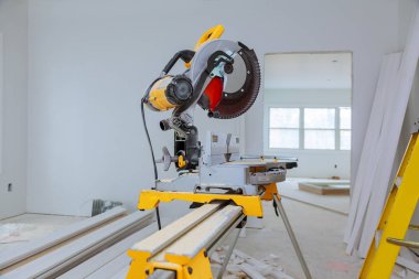 Elektrikli testere tahtaya kesme