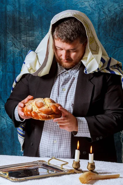 Ein Mann Bricht Samstag Das Selbstgebackene Festbrot Challah Auf Shabbat — Stockfoto