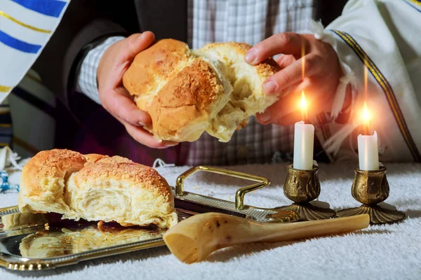 Hoop Zoete Ronde Sabbat Challah Brood Zwarte Sesamzaadjes Vintage Metaalkom — Stockfoto