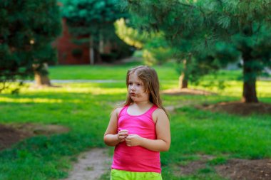 küçük kız yürüyüş Park oyun üzerinde oynamak