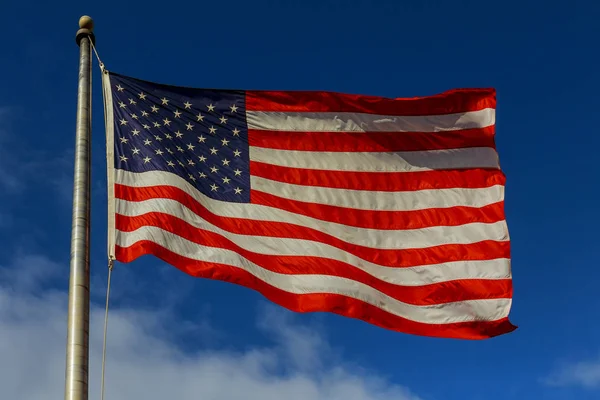 Американський Прапор Летить Вітрі Блакитному Небі Білі Хмари — стокове фото