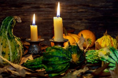 Sonbahar tablo pumpkins ve mumlar, Güz ev dekorasyon için ahşap arka plan üzerinde Festival ayarı