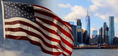 Meltem sabah erken güneş ışığı, New York City, Amerika Birleşik Devletleri, mavi gökyüzü şehir New York, Brooklyn Köprüsü ve Manhattan Skyline karşı uçan Amerikan bayrağı