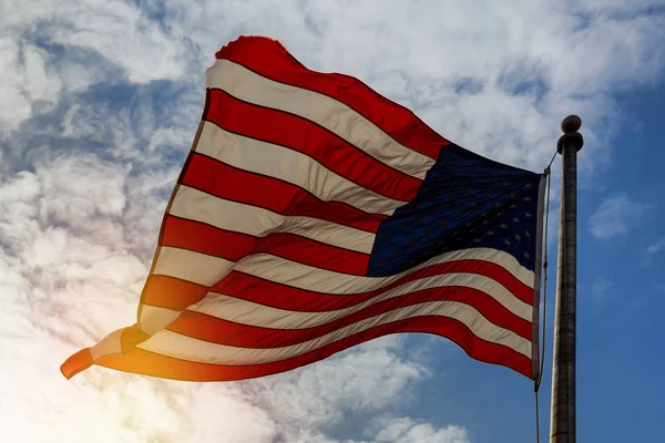 Американський прапор на блакитному небі — стокове фото