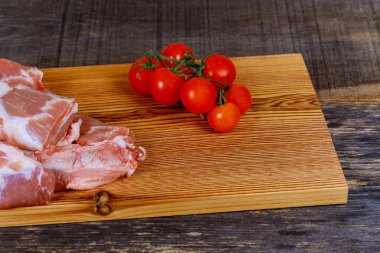 taze domuz malzemelerle ahşap tahta üzerinde yemek pişirmek için