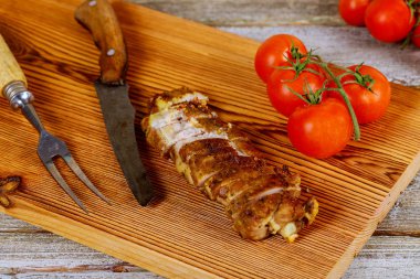 doğrama tahtası üzerinde domuz eti pişmiş domates, arka plan, yukarıdan görünüm, yakın çekim