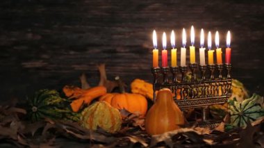 Yahudi tatil hannukah sembolleri - Yedi Kollu Şamdan ve ahşap sevinçler.