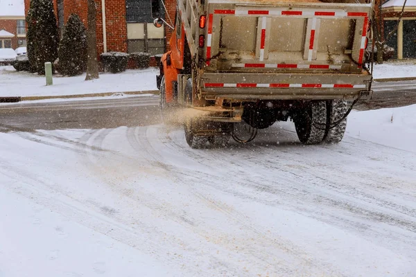 Coche municipal para rociar la mitad de la sal y la arena en las carreteras con nieve — Foto de Stock