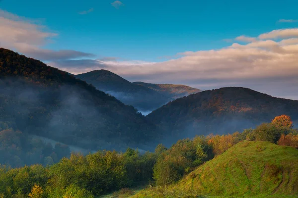 Hermoso otoño mañana valle de la montaña durante el amanecer. Paisaje natural —  Fotos de Stock
