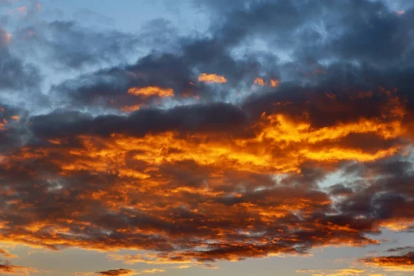 Güzel gün batımı güneşin doğuşu ile bulutlar, pembe pembe ve mor tonları gökyüzü gökyüzü gündoğumu bulutlar