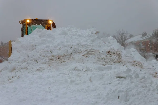 Автомобиль Трактор Очищает Двор Снежной Бури — стоковое фото