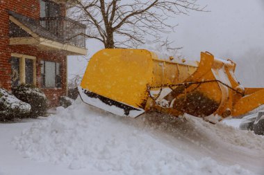 Kar fırtınası yoldan Temizleme. Kar sökücü kamyon kar fırtınası şehir sokaklarını Temizleme
