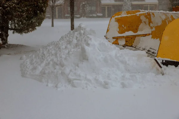 Truck Met Snowplough Reinigen Weg Door Het Verwijderen Van Sneeuw — Stockfoto