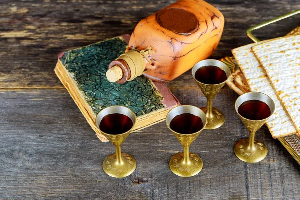Víno a matzoh židovský svátek, svátek symbol židovský Pesach chléb — Stock fotografie