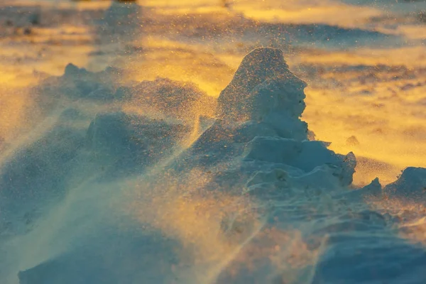 Grenzeloze Ijzige Landschap Tijdens Een Sneeuwstorm Bij Zonsondergang Winter Zonsondergang — Stockfoto