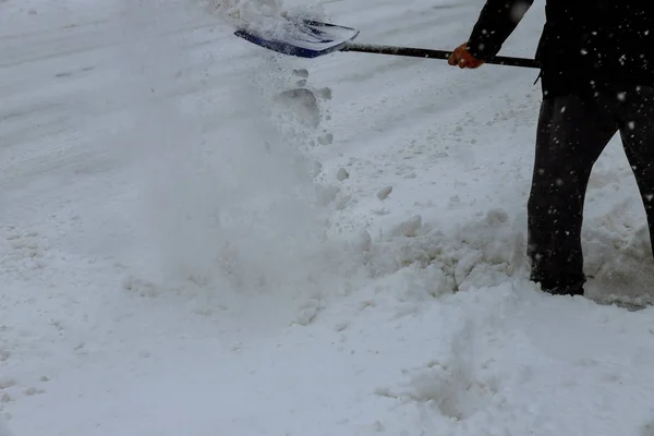 Man Reinigen Van Sneeuw Van Een Loopbrug Met Kopie Ruimte — Stockfoto