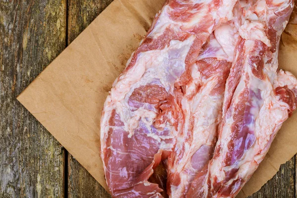 Rauw varkensvlees op cutting board vers ongekookt rauw gesneden vlees — Stockfoto