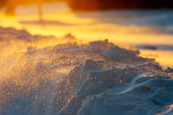 Sneeuw Van Coating Tijdens Zonsondergang Winter Heldere Besneeuwde Achtergrond Zonlicht — Stockfoto