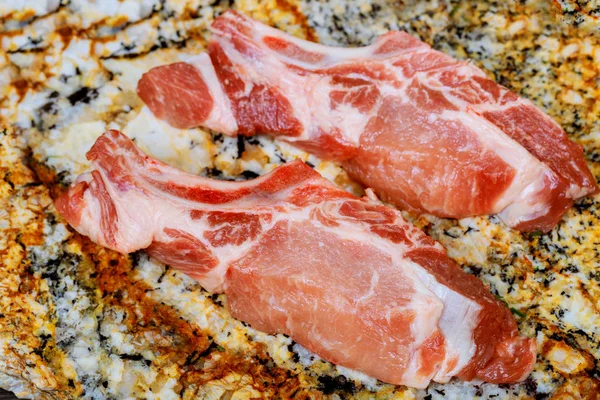 Свежее и сырое мясо. Ребра и свиные отбивные необжаренные, с нарезками, готовыми к грилю и барбекю — стоковое фото